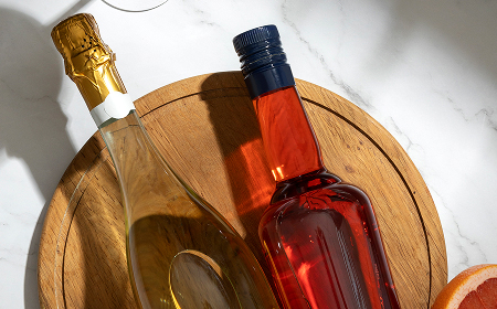 Бутылки с алкогольными напитками на деревянном подносе